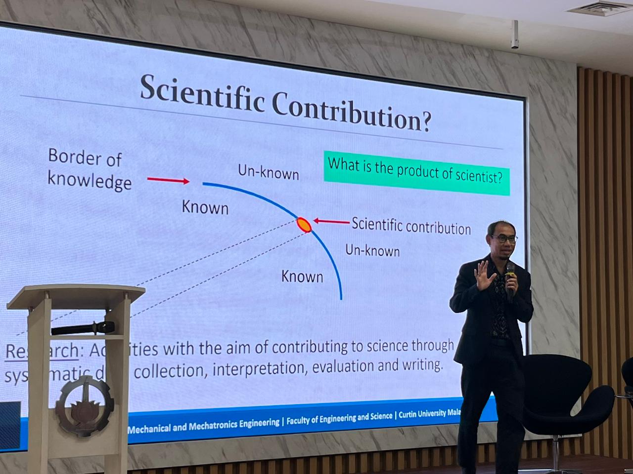Wahyu Caesarrendra PhD saat menyampaikan materi Research Article Writing Tips for Beginner pada kegiatan Coaching Clinic di Research Center Institut Teknologi Sepuluh Nopember (ITS).