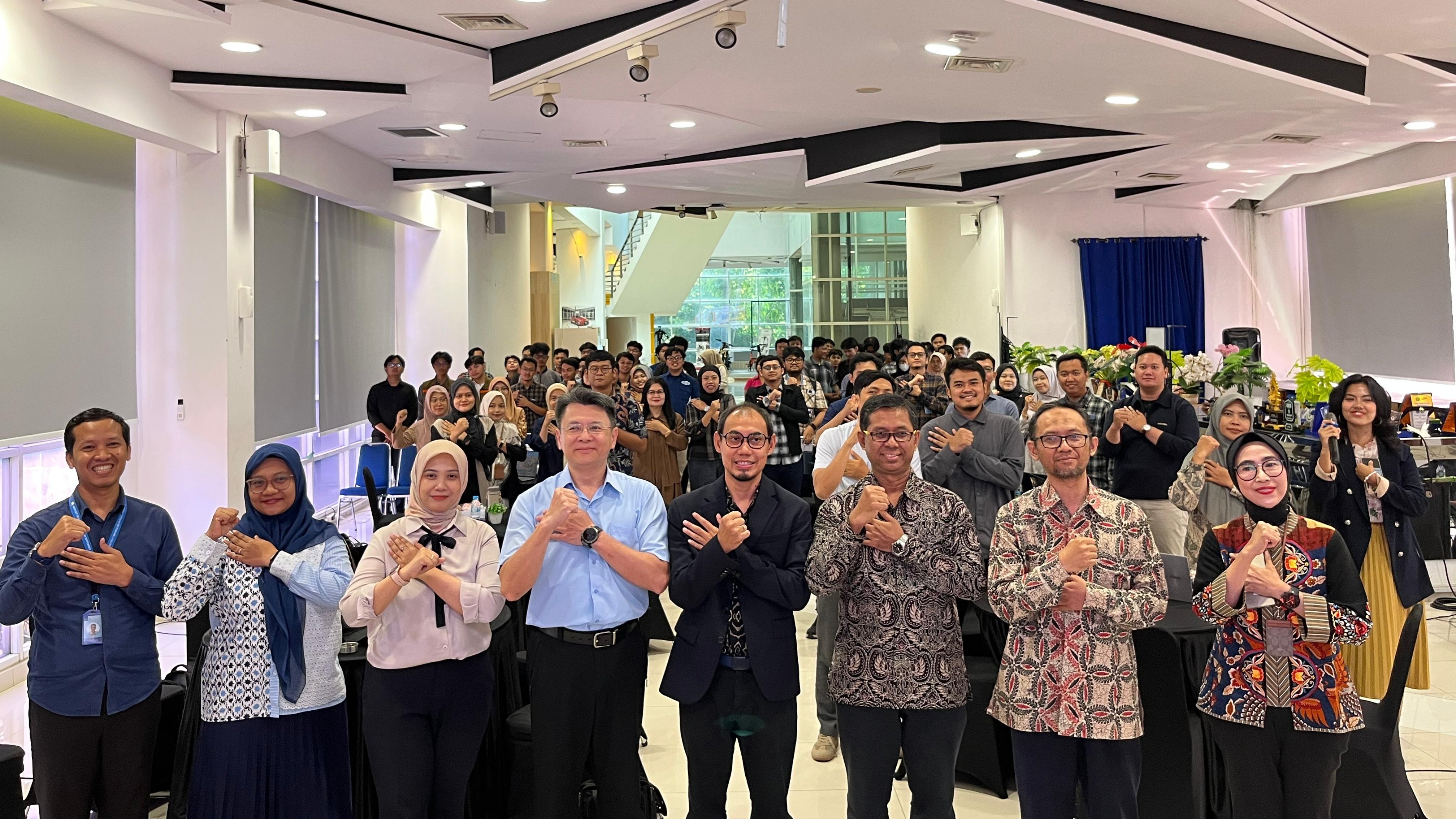 Antusiasme peserta terlihat dalam kegiatan Coaching Clinic yang diselenggarakan di Research Center Institut Teknologi Sepuluh Nopember (ITS).