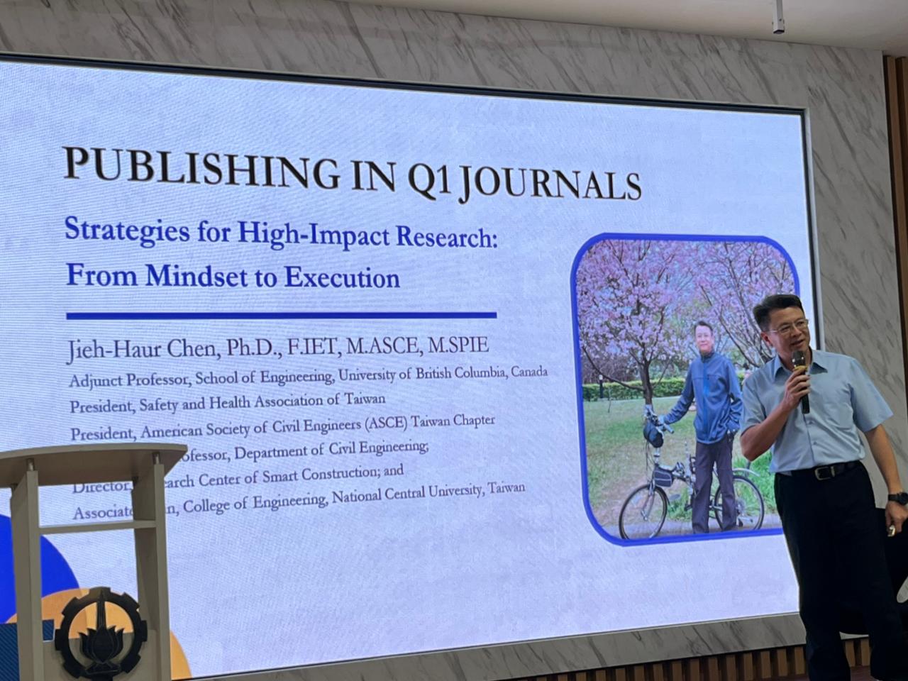 Prof Jieh-Haur Chen saat menyampaikan materi terkait strategi publikasi pada jurnal bereputasi Q1 dalam kegiatan Coaching Clinic di Research Center Institut Teknologi Sepuluh Nopember (ITS).