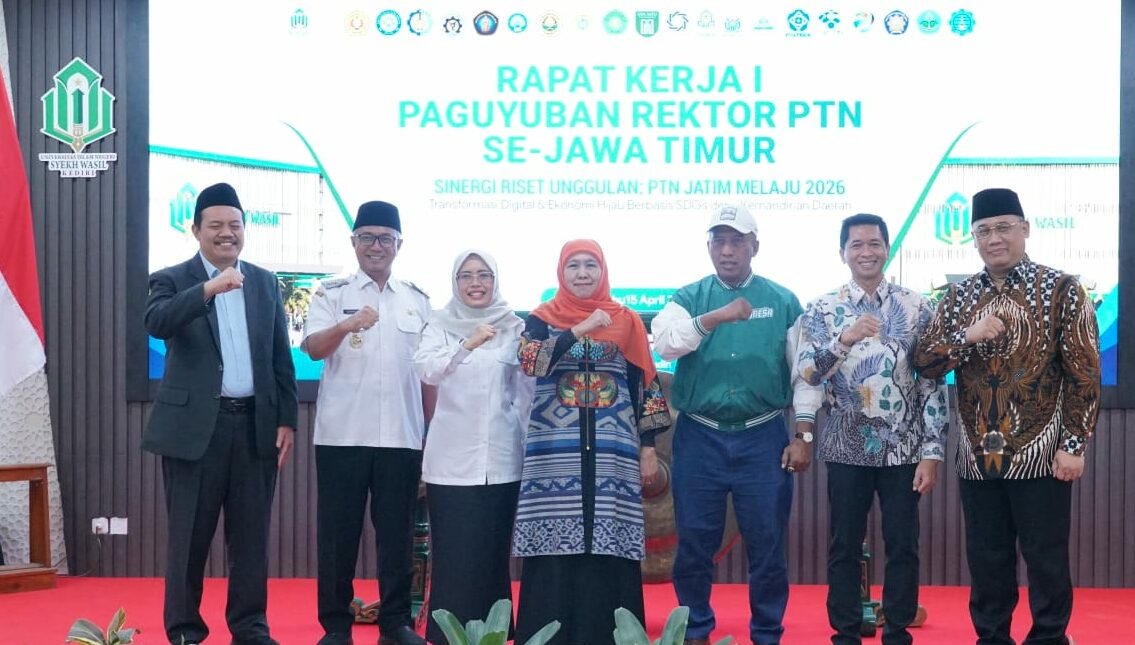 Foto Rektor ITS dengan Gubernur Jawa Timur Khofifah Indar Parawansa 