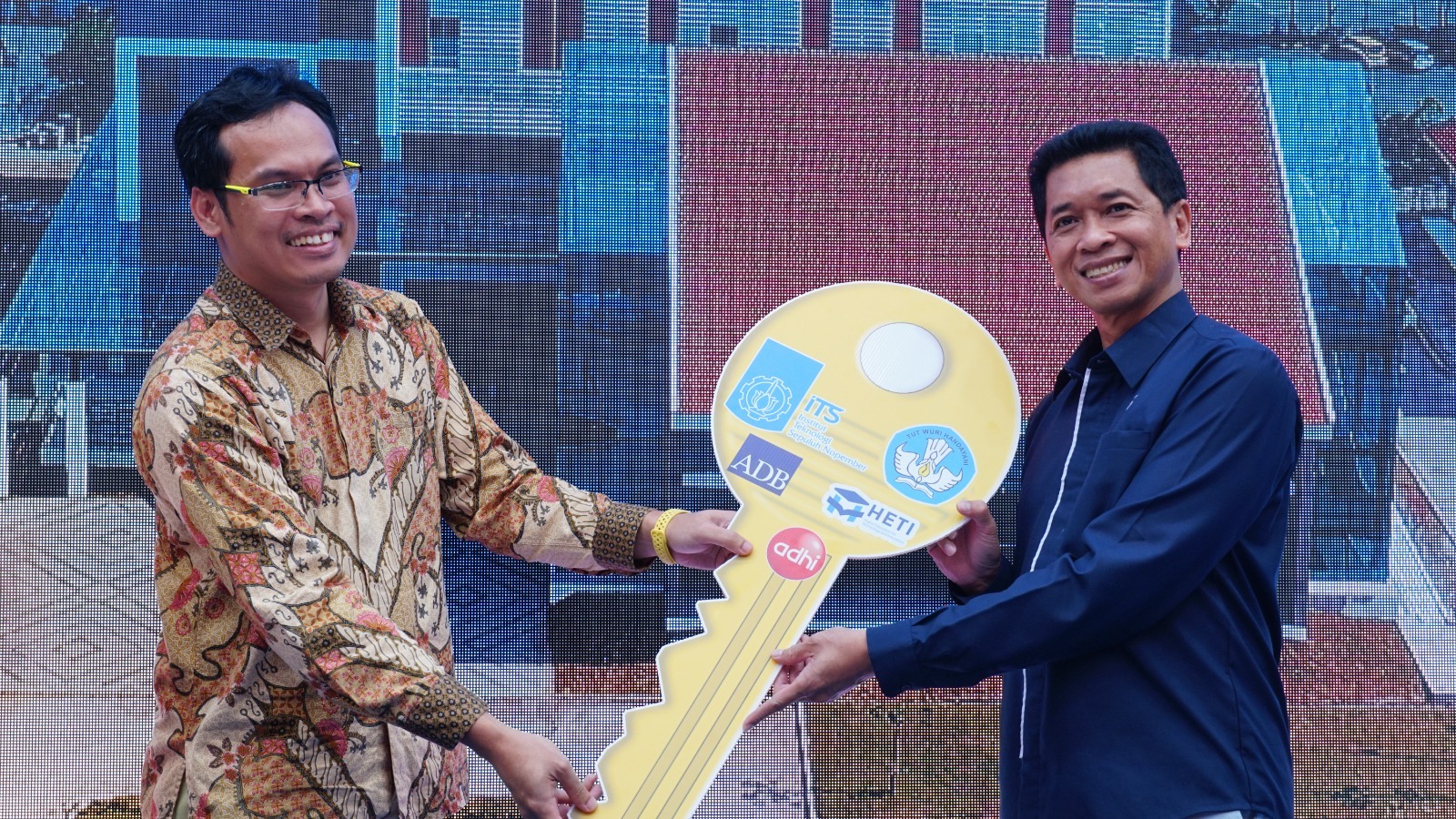serah-terima-kunci-gedung-cwi01-its