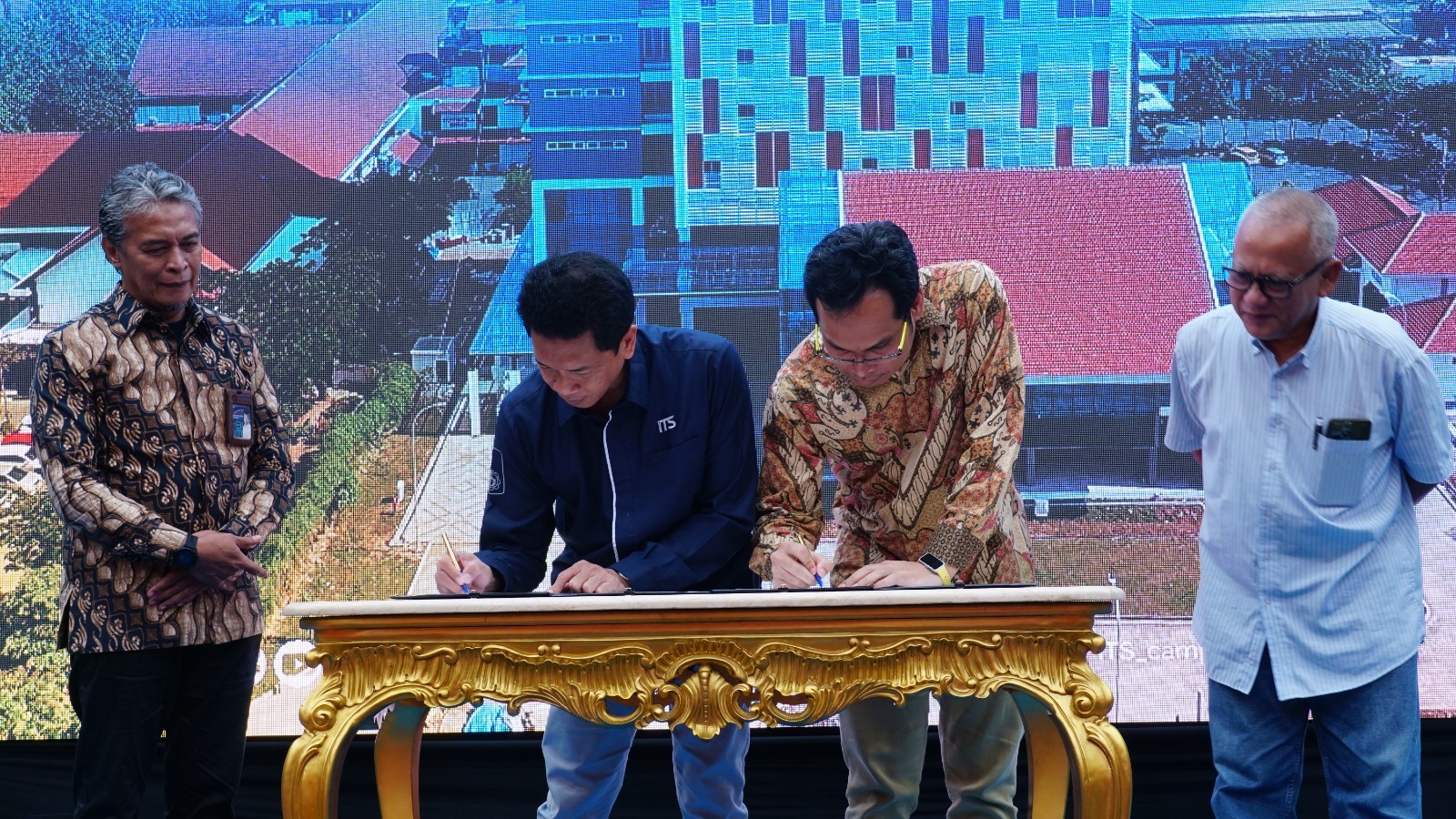 Prosesi penandatanganan Berita Acara Serah Terima (BAST) antara ITS dengan PT. Adhi Karya dan PIU HETI ITS