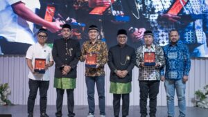 Gambar Tim ITS yang terdiri dari Direktorat Riset dan Pengabdian Masyarakat (DRPM), Yayasan Manarul Ilmi (YMI), dan Ikatan Alumni (IKA) ITS saat menerima Penghargaan Kemanusiaan dari Kekeluargaan Tanah Rencong (KTR) Surabaya, Minggu (19/4)