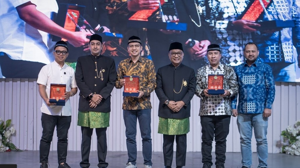 Gambar Tim ITS yang terdiri dari Direktorat Riset dan Pengabdian Masyarakat (DRPM), Yayasan Manarul Ilmi (YMI), dan Ikatan Alumni (IKA) ITS saat menerima Penghargaan Kemanusiaan dari Kekeluargaan Tanah Rencong (KTR) Surabaya, Minggu (19/4)