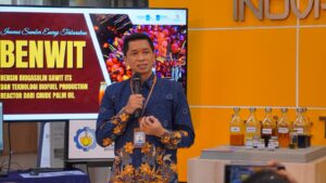 Rektor ITS Dr (HC) Ir Bambang Pramujati ST MScEng Phd dalam konferensi pers dan uji coba Bensin Sawit hasil inovasi tim peneliti ITS