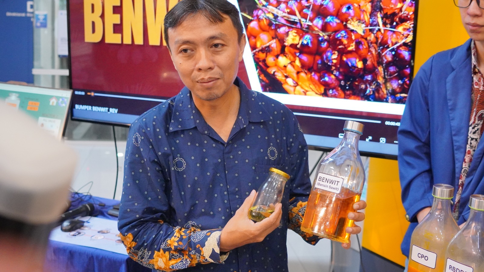 Peneliti dari ITS Dr Eng Hosta Ardhyananta ST MSc saat memamparkan proses dan hasil produksi Bensin Sawit dengan metode temuannya di hadapan awak media