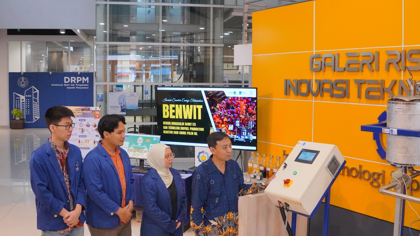 Tim Peneliti Benwit dari ITS saat melakukan presentasi proses produksi bensin berbahan baku minyak sawit dalam konferensi pers di Gedung Research Center ITS