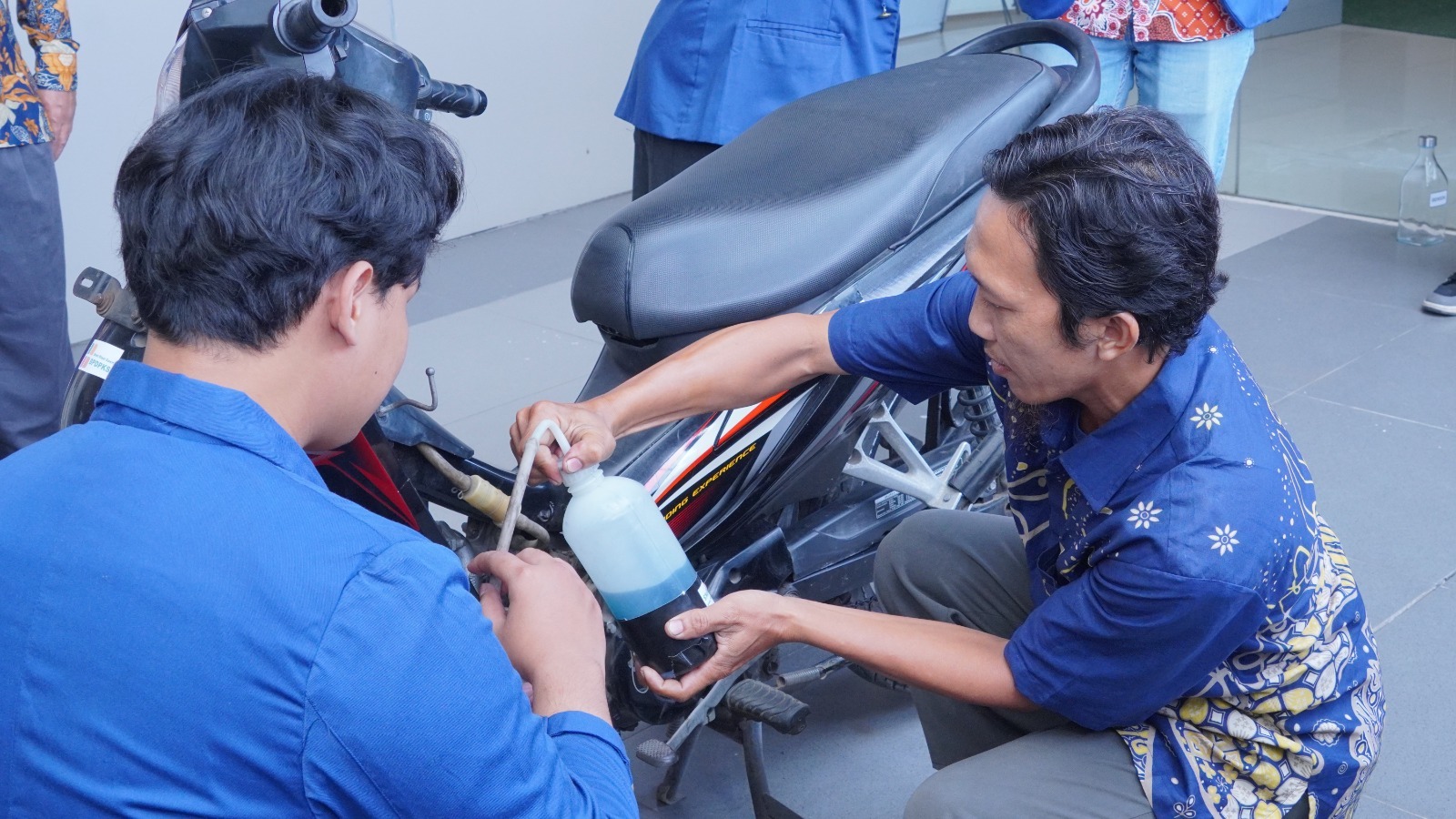 Proses uji coba implementasi bensin sawit (benwit) dengan percobaan blending dengan BBM pada sepeda motor konvensional