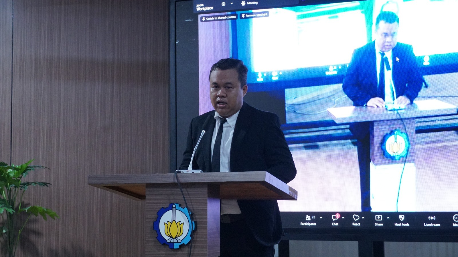 Dr Miftakhurrizal Kurniawan ST MT saat memaparkan disertasinya dalam Sidang Terbuka Promosi Doktor di Departemen Teknik Sistem dan Industri ITS