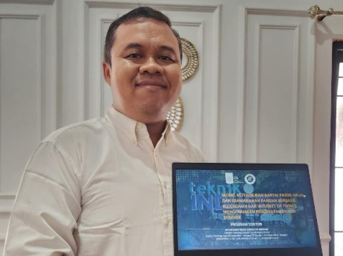 Dr Miftakhurrizal Kurniawan ST MT saat menjelaskan hasil pengembangan model ketelusuran rantai pasok halal dan keamanan pangan berbasis blockchain dan Internet of Things (IoT)