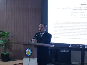 Dr Sutrisno ST MT saat memaparkan penelitian disertasinya tentang optimasi packaging pada Sidang Terbuka Promosi Doktor di Departemen Teknik Sistem dan Industri ITS