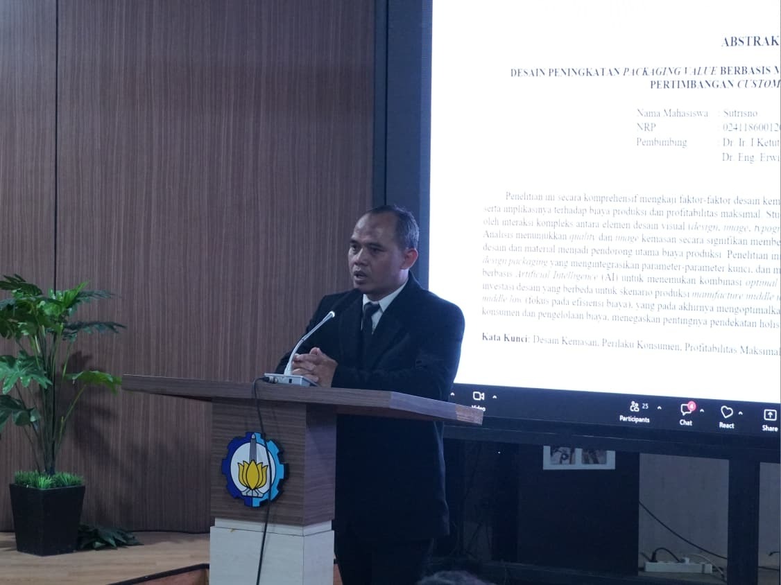 Dr Sutrisno ST MT saat memaparkan penelitian disertasinya tentang optimasi packaging pada Sidang Terbuka Promosi Doktor di Departemen Teknik Sistem dan Industri ITS