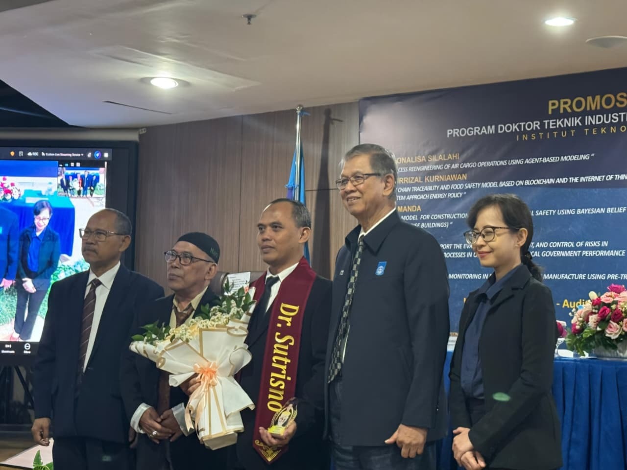 Dr Sutrisno ST MT (tengah) bersama para promotor dan co-promotor usai Sidang Terbuka Promosi Doktor Departemen Teknik Sistem dan Industri ITS