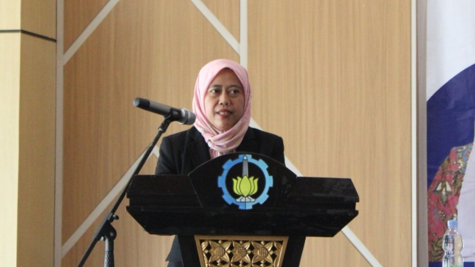 Dr Hani’ah Mahmudah ST MT saat memaparkan hasil penelitiannya pada sidang promosi doktor Departemen Teknik Fisika ITS