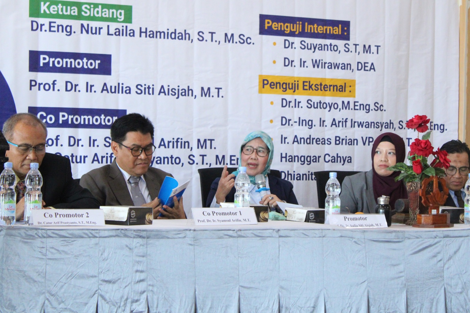 Promotor Prof Dr Ir Aulia Siti Aisjah MT (tengah) saat bertanya kepada Dr Hani’ah Mahmudah ST MT pada sidang promosi doktor di Departemen Teknik Fisika ITS