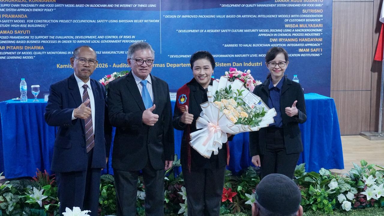 Dr Yustina Suhandini Tjahjaningsih ST MT (bawa bunga) dengan promotornya, Putu Dana Karningsih ST MEngSc PhD (kanan) dan Prof Ir Moses Laksono Singgih MSc MRegSc PhD (dua dari kiri)