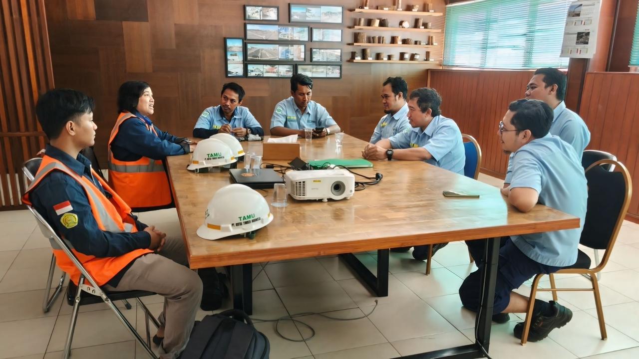 Dr Yustina Suhandini Tjahjaningsih ST MT (dua dari kiri) dalam Forum Group Discussion (FGD) bersama pihak PT Kutai Timber Indonesia (PT KTI) sebagai lokasi uji coba implementasi sistem yang dikembangkan