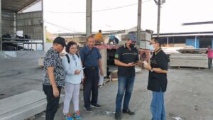 Dr Yustina Suhandini Tjahjaningsih ST MT menunjukkan cara kerja aplikasi SDD di PT Amak Firdaus Utomo, lokasi uji coba implementasi sistem yang dikembangkannya