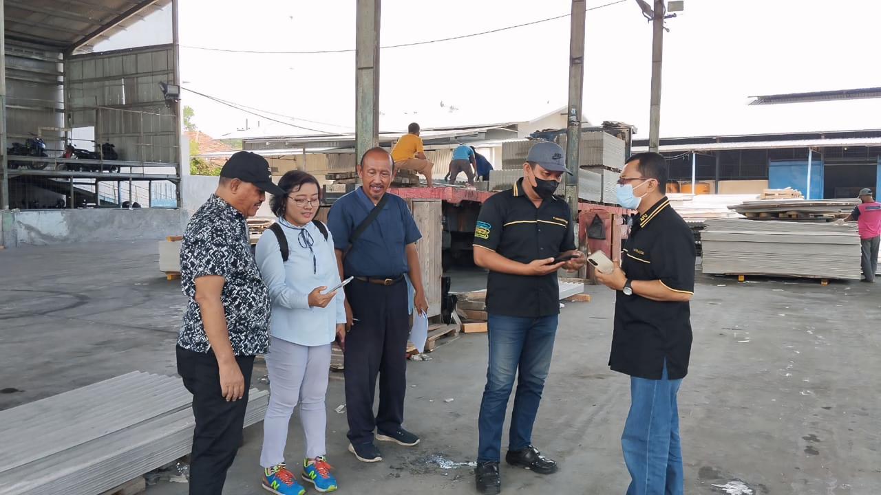 Dr Yustina Suhandini Tjahjaningsih ST MT menunjukkan cara kerja aplikasi SDD di PT Amak Firdaus Utomo, lokasi uji coba implementasi sistem yang dikembangkannya