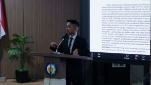 Dr Fajar Pitarsi Dharma SST MT saat melakukan presentasi disertasinya dalam Sidang Terbuka Promosi Doktor di Departemen Teknik Sistem dan Industri ITS