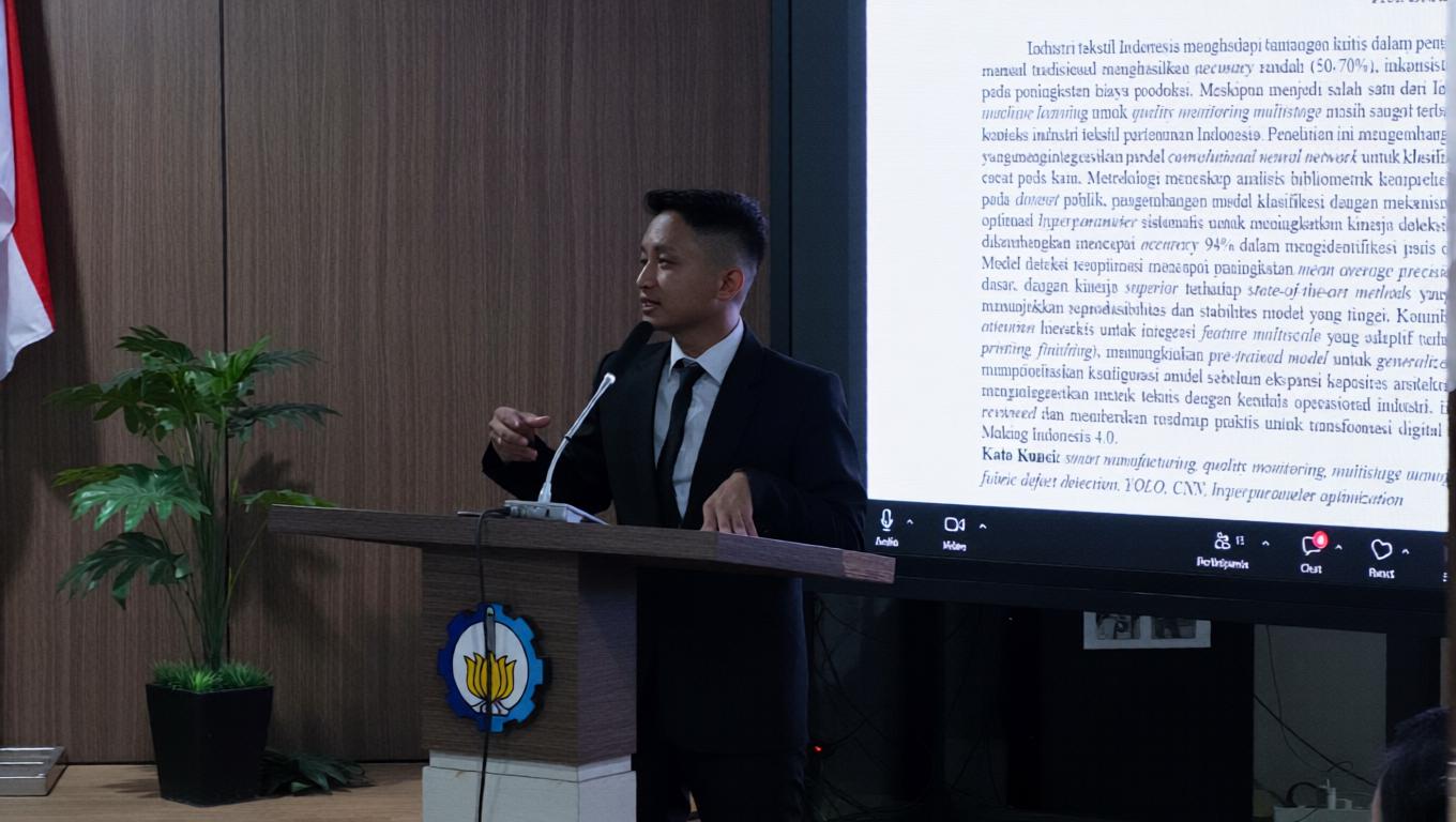 Dr Fajar Pitarsi Dharma SST MT saat melakukan presentasi disertasinya dalam Sidang Terbuka Promosi Doktor di Departemen Teknik Sistem dan Industri ITS