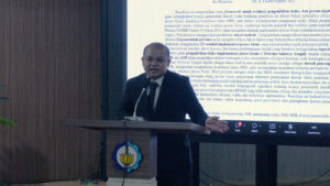 Dr Ir Muhamad Sayuti ST MT saat menjelaskan disertasinya tentang proses bisnis pada sidang promosi doktor di Departemen Teknik Sistem dan Industri ITS