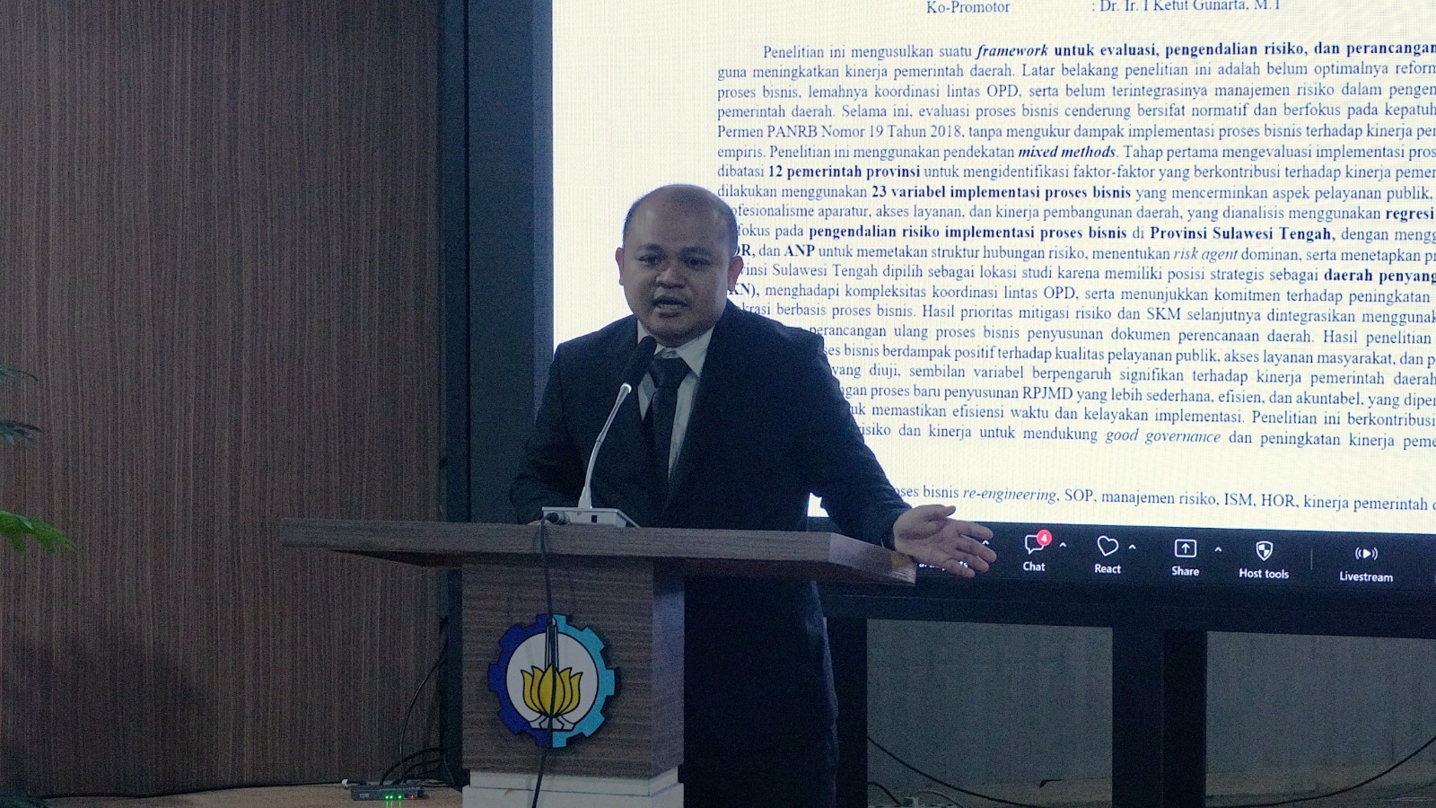 Dr Ir Muhamad Sayuti ST MT saat menjelaskan disertasinya tentang proses bisnis pada sidang promosi doktor di Departemen Teknik Sistem dan Industri ITS