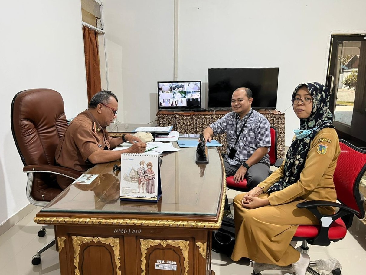 Proses pengambilan data oleh Dr Ir Muhamad Sayuti ST MT (tengah) kepada Sekretaris Dinas Pangan Provinsi Sulawesi Tengah Drs Abdurrahman Abdillah Y Rumi MSi (kiri)