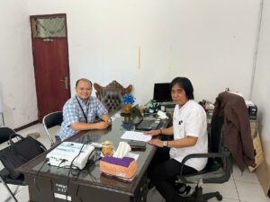 Dr Ir Muhamad Sayuti ST MT (kiri) saat mengumpulkan data penelitian dari Fungsional Perencanaan Ahli Muda Bappeda Provinsi Sulawesi Tengah