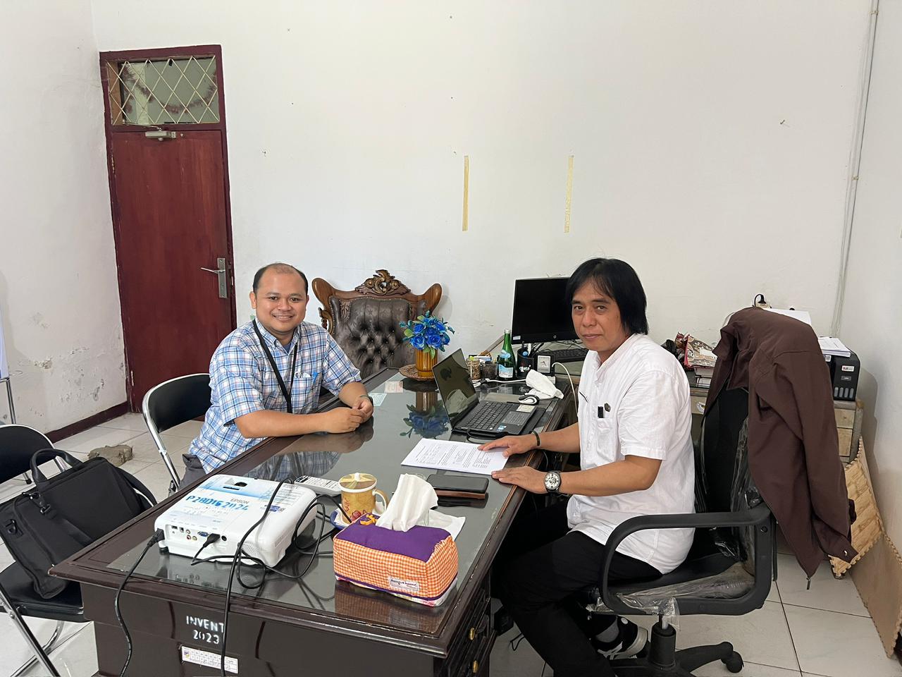 Dr Ir Muhamad Sayuti ST MT (kiri) saat mengumpulkan data penelitian dari Fungsional Perencanaan Ahli Muda Bappeda Provinsi Sulawesi Tengah