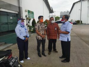 Dr Fajar Pitarsi Dharma SST MT (dua dari kiri) saat berdiskusi mengenai penelitian sistem pengontrolan kualitas tekstil ke beberapa mahasiswa S3 Teknik Industri UII ketika kunjungan ke DTSI ITS