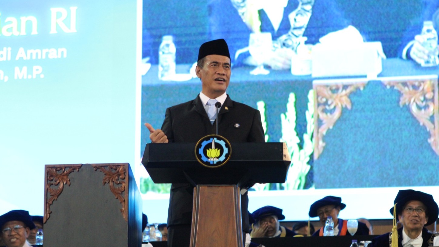 Menteri Pertanian RI Dr Ir Andi Amran Sulaiman MP saat memberikan keynote speech dalam upacara Wisuda ke-133 ITS pada hari kedua