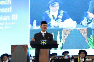 Menteri Pertanian RI Dr Ir Andi Amran Sulaiman MP saat memberikan keynote speech dalam upacara Wisuda ke-133 ITS pada hari kedua