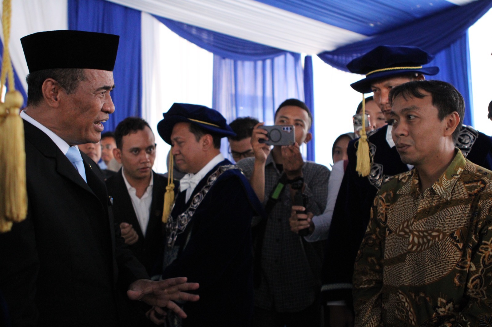 Menteri Pertanian RI Dr Ir Andi Amran Sulaiman MP (kiri) saat lakukan diskusi terkait pengembangan Bensin Sawit (Benwit) dengan penelitinya dari Departemen Teknik Material dan Metalurgi ITS Prof Dr Eng Hosta Ardhyananta ST MSc (kanan)