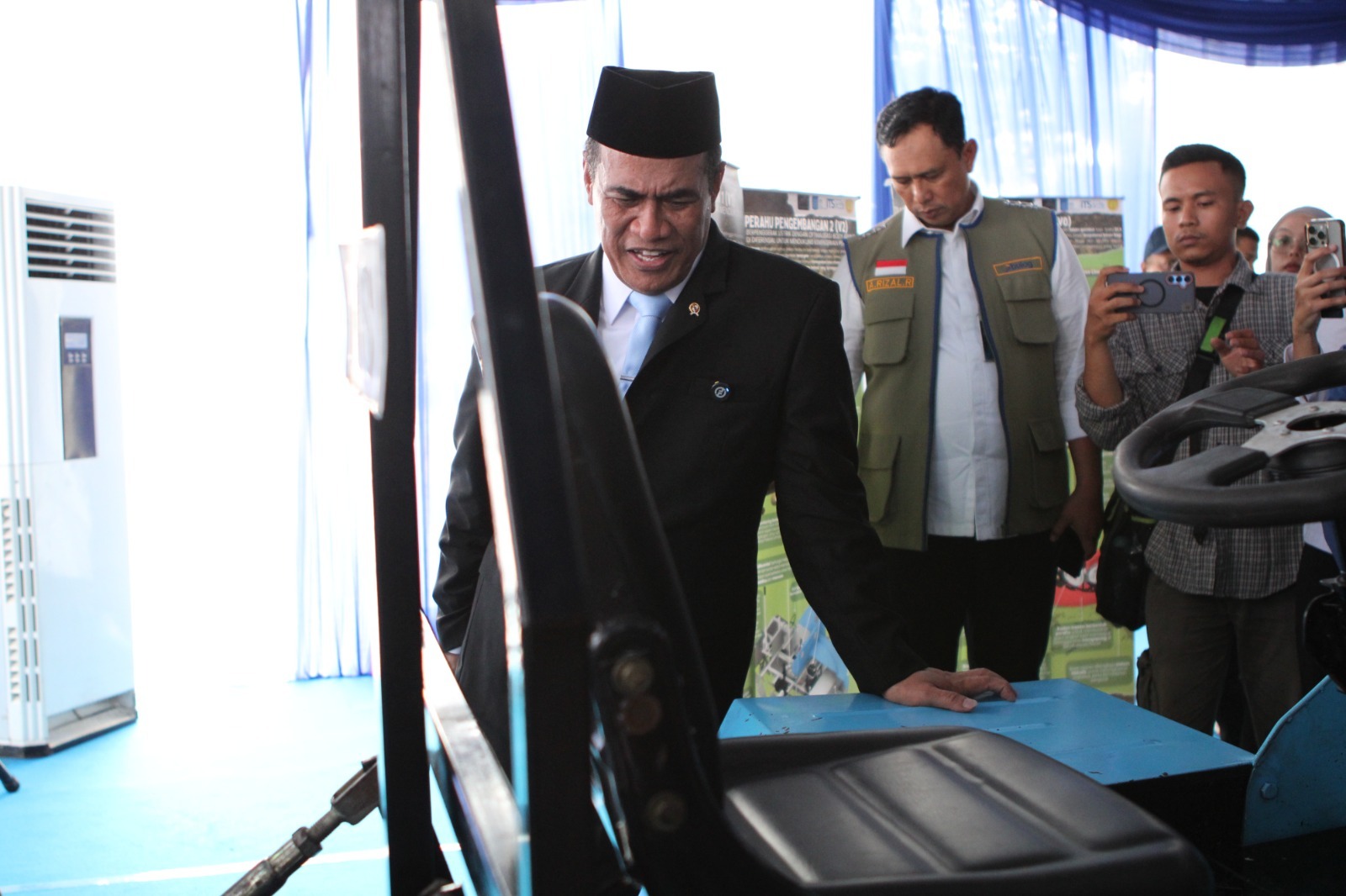 Menteri Pertanian RI Dr Ir Andi Amran Sulaiman MP (kiri) saat melakukan peninjauan terhadap produk Perahu Traktor Listrik ITS