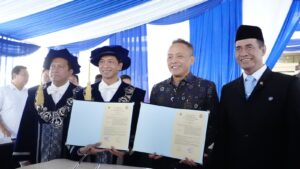 Rektor ITS Prof Dr (HC) Ir Bambang Pramujati ST MScEng PhD (dua dari kiri) bersama Wakil Rektor IV ITS Prof Ir Agus Muhamad Hatta ST MSi PhD (kiri) usai menandatangani MoU dengan PTPN IV yang disaksikan oleh Menteri Pertanian RI Dr Ir Andi Amran Sulaiman MP (kanan)