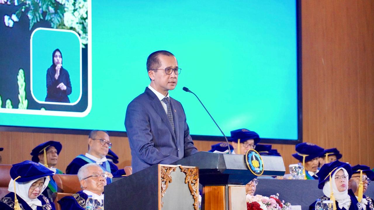 Menteri Transmigrasi RI Dr Muhammad Iftitah Sulaiman Suryanagara SH MH saat memberikan sambutannya pada hari pertama Wisuda ke-133 ITS di Grha Sepuluh Nopember ITS