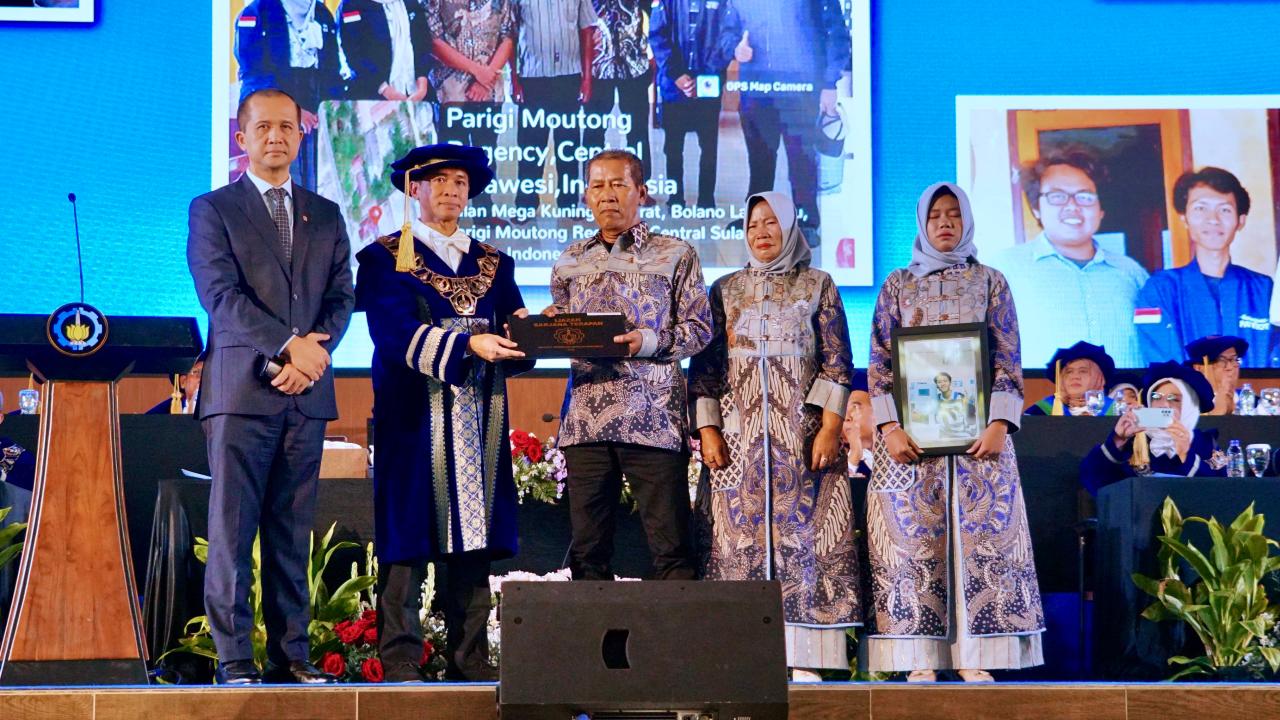 Menteri Transmigrasi RI Dr Muhammad Iftitah Sulaiman Suryanagara SH MH (paling kiri) bersama Rektor ITS Prof Dr (HC) Ir Bambang Pramujati ST MScEng PhD saat menyerahkan ijazah kepada orang tua almarhum Abdul Rohid dalam Wisuda ke-133 ITS