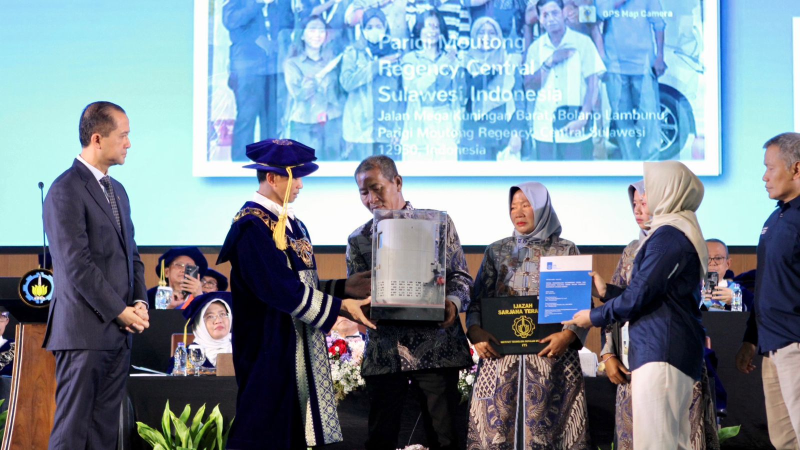 Keluarga almarhum Abdul Rohid saat memberikan prototipe Smart Air Purifier and Humidifier karya almarhum untuk ITS