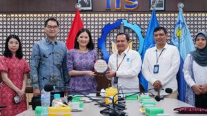 Proses penyerahan cindera mata dari ITS (tiga sisi kanan) kepada CIMB Niaga Wilayah JBN Surabaya (tiga sisi kiri)