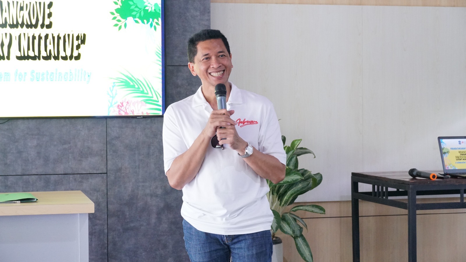 Rektor ITS Prof Dr (HC) Ir Bambang Pramujati ST MSc Eng PhD saat menyampaikan sambutan dalam kegiatan inisiasi Laboratorium Hidup KRM Surabaya