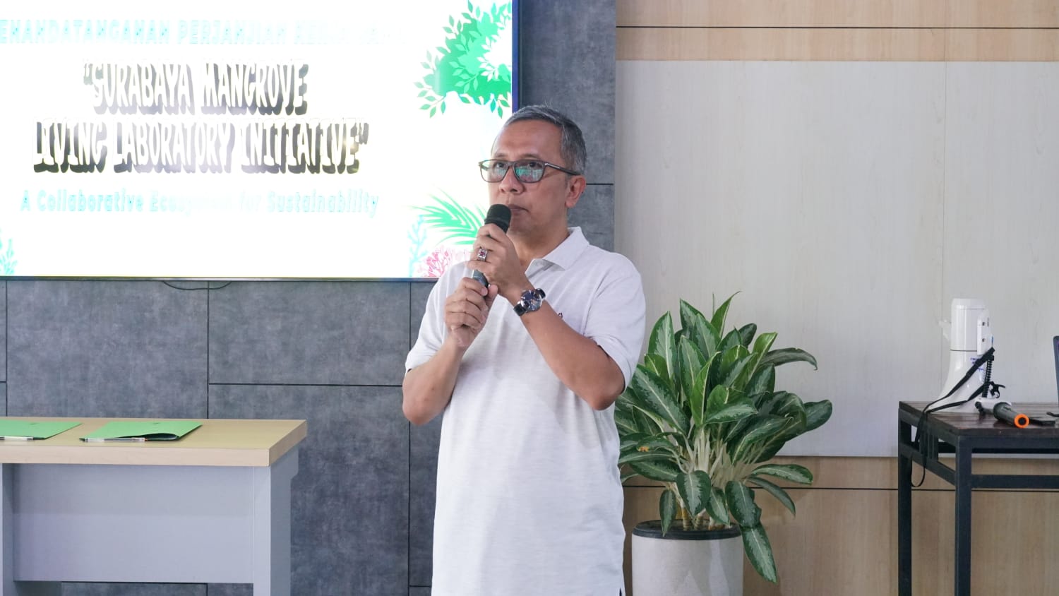 Kepala BRIDA Kota Surabaya Dr Agus Imam Sonhaji ST MMT saat memberikan sambutan dalam rangka inisiasi Living Laboratory Mangrove Surabaya