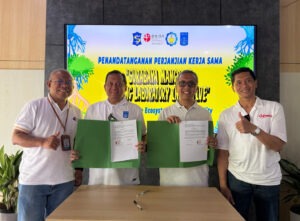 Rektor ITS Prof Dr (HC) Ir Bambang Pramujati ST MSc Eng PhD (kanan) turut menyaksikan penandatanganan PKS antara ITS dengan BRIDA Kota Surabaya