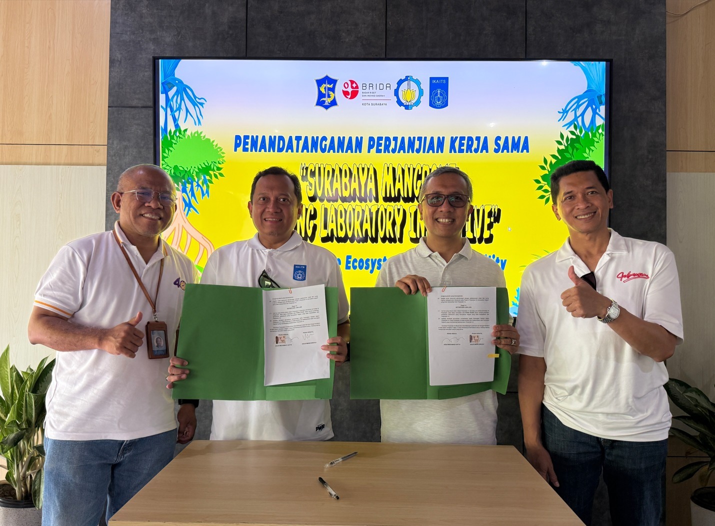 Rektor ITS Prof Dr (HC) Ir Bambang Pramujati ST MSc Eng PhD (kanan) turut menyaksikan penandatanganan  PKS antara ITS dengan BRIDA Kota Surabaya