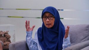Prof Ir Hera Widyastuti MT PhD, pakar transportasi darat dari Departemen Teknik Sipil ITS saat menjelaskan tentang sistem perlintasan perkeretaapian di Indonesia