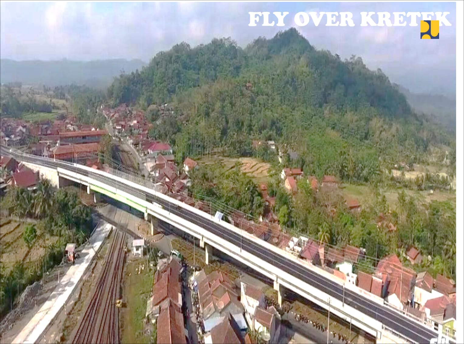 Pemandangan udara Flyover Kretek yang memisahkan jalur kendaraan darat dengan lintasan kereta api tidak sebidang di Brebes, Jawa Tengah (sumber: Info Publik)