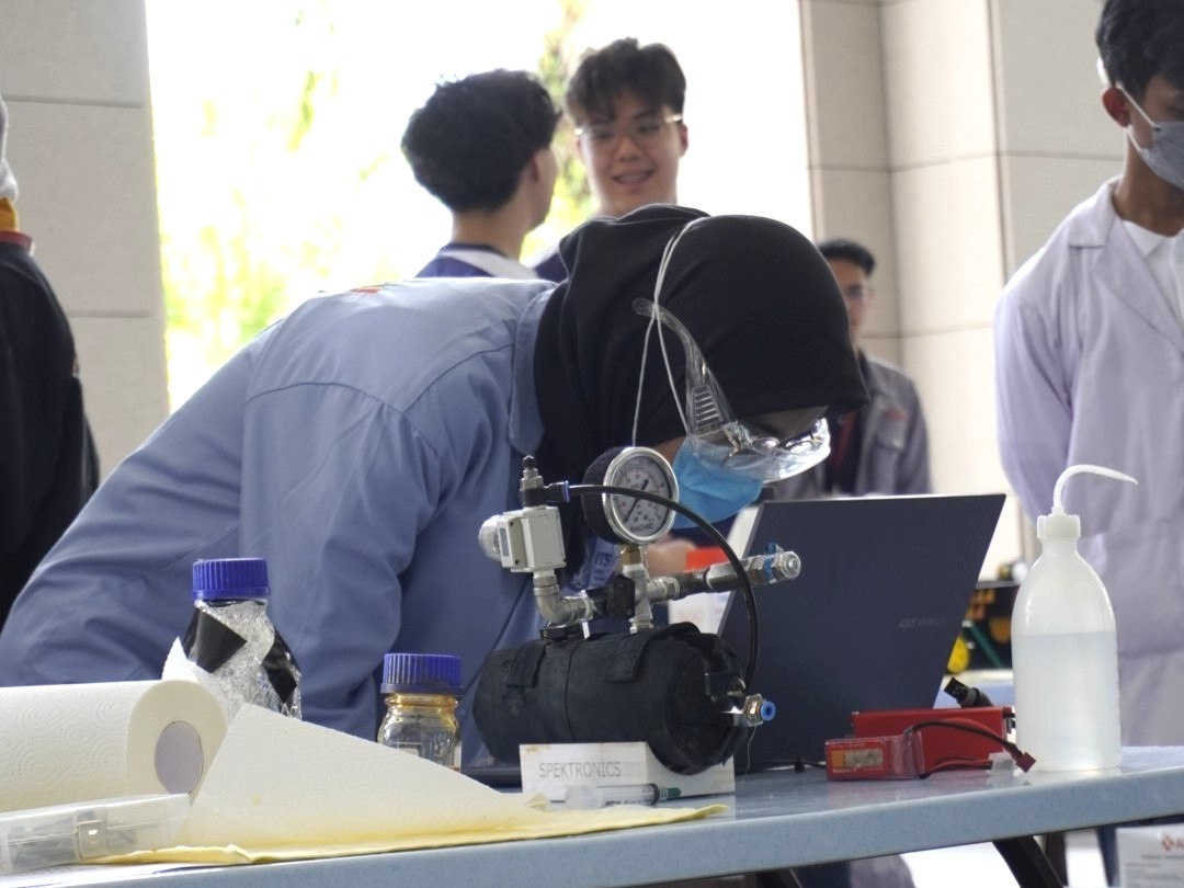 Anggota Tim Spektronics ITS sedang persiapan sebelum chemical preparation pada mobil Dodit