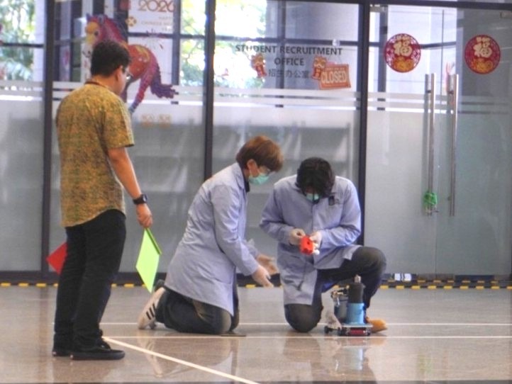 Para anggota Tim Spektronics ITS sedang melakukan persiapan on track untuk mobil Dodit sebelum lomba