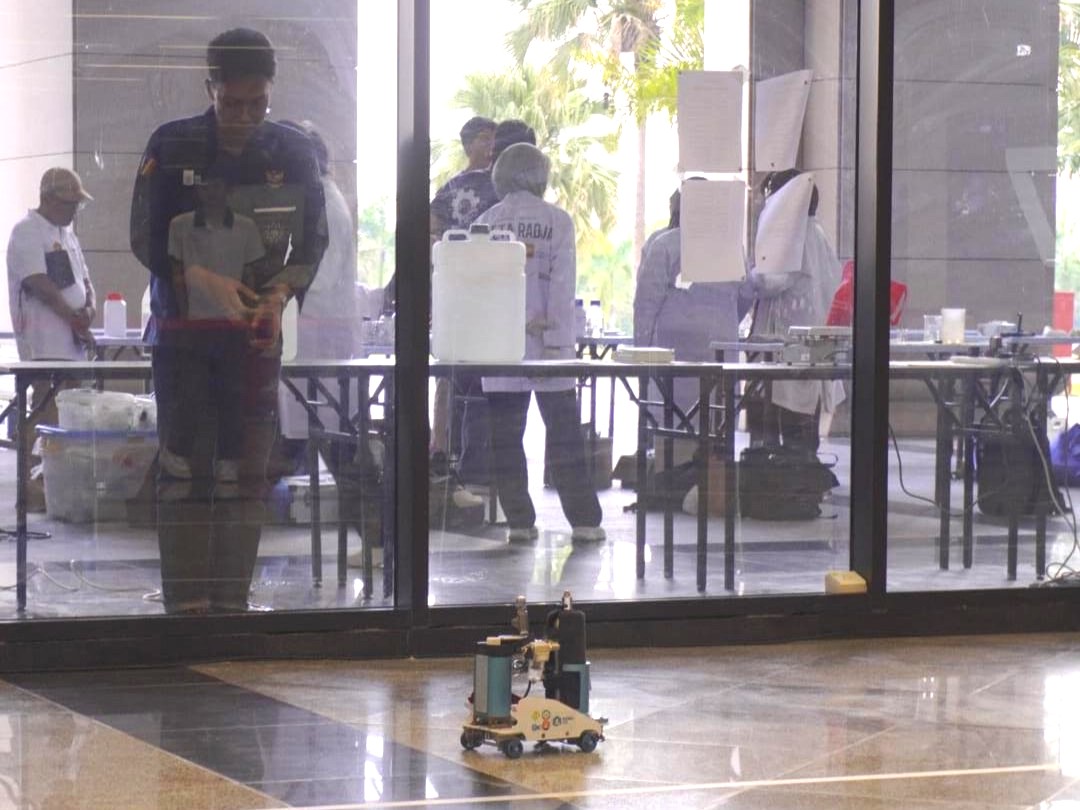 Mobil purwarupa Dodit karya Tim Spektronics ITS saat melakukan tes pada hari pertama lomba di Malaysia