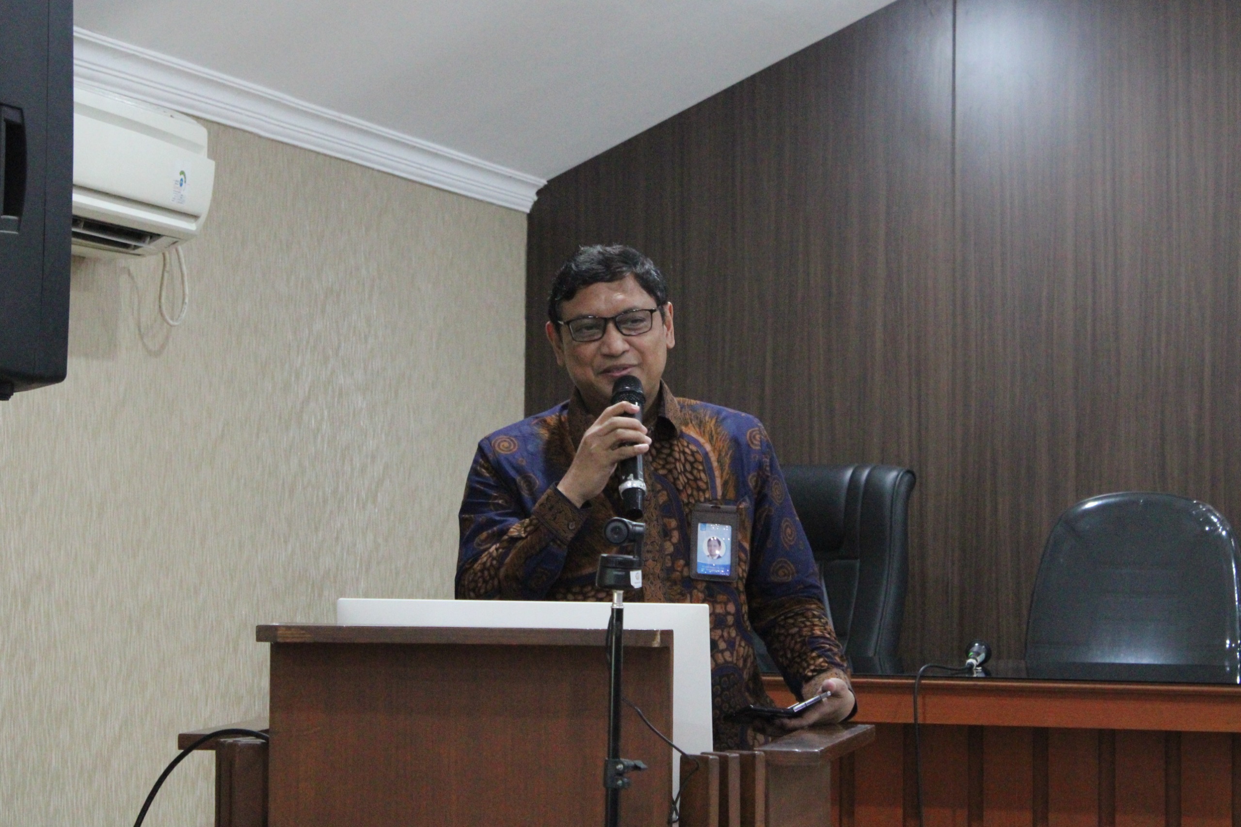 Pembukaan pemaparan Hasil Survei Layanan Angkatan Lebaran 2026 oleh Direktur Kerja Sama dan Pengelolaan Usaha ITS Tri Joko Wahyu ST MT PhD